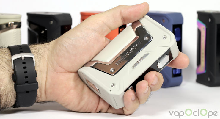 Box Aegis Legend 2 L200 Classic OG Geek Vape en main