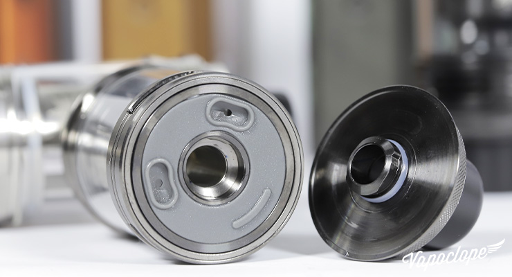 L'orifice de remplissage du clearo Uforce L de chez Voopoo