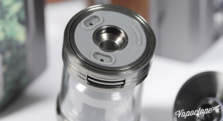 L'orifice de remplissage pour e-liquide du kit Drag 4 de chez Voopoo