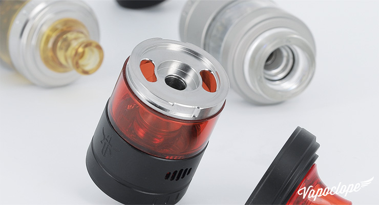 Les orifices de remplissage de l'atomiseur Requiem RTA de chez Vandy Vape