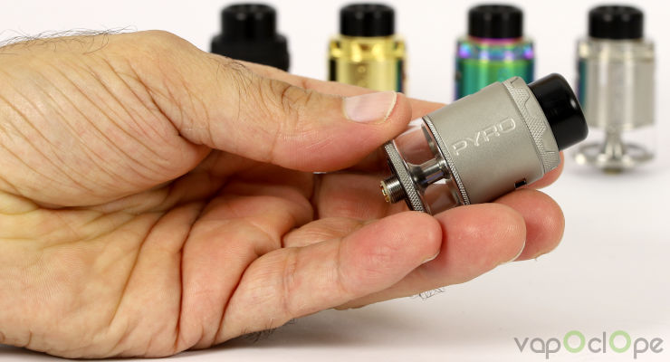 Atomiseur Pyro V4 Vandy Vape dans la main