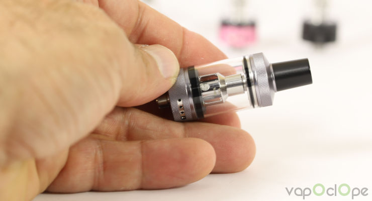 Clearomiseur iTank-M Vaporesso en main